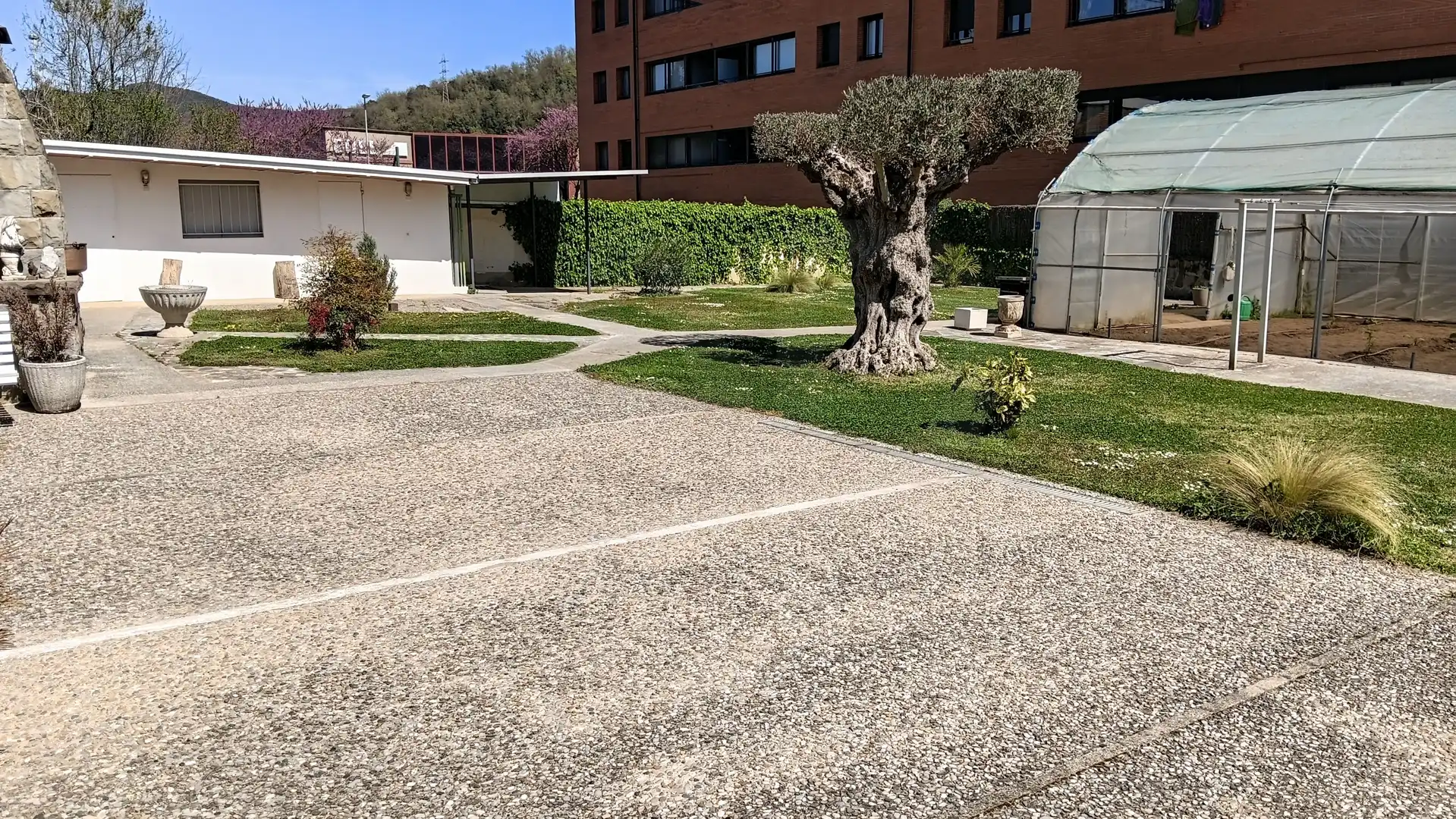 Aparcament de Casa o xalet en venda en Olot amb Aire condicionat, Calefacció i Terrassa
