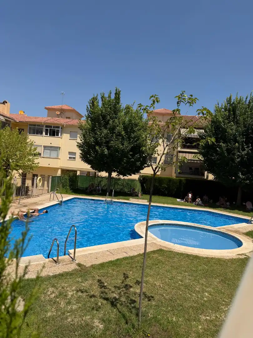 Piscina de Pis de lloguer en Granada amb Aire condicionat, Moblat i Forn