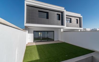 Vista exterior de Casa o xalet en venda en Las Gabias amb Aire condicionat, Terrassa i Piscina