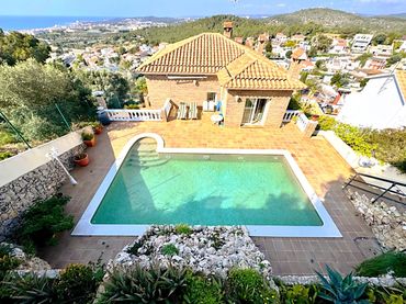 Casa amb piscina en venda a Avenida GARROFERS