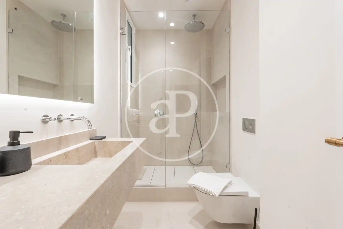 Badezimmer von Wohnung zum Verkauf in Madrid mit Klimaanlage, Heizung und Balkon