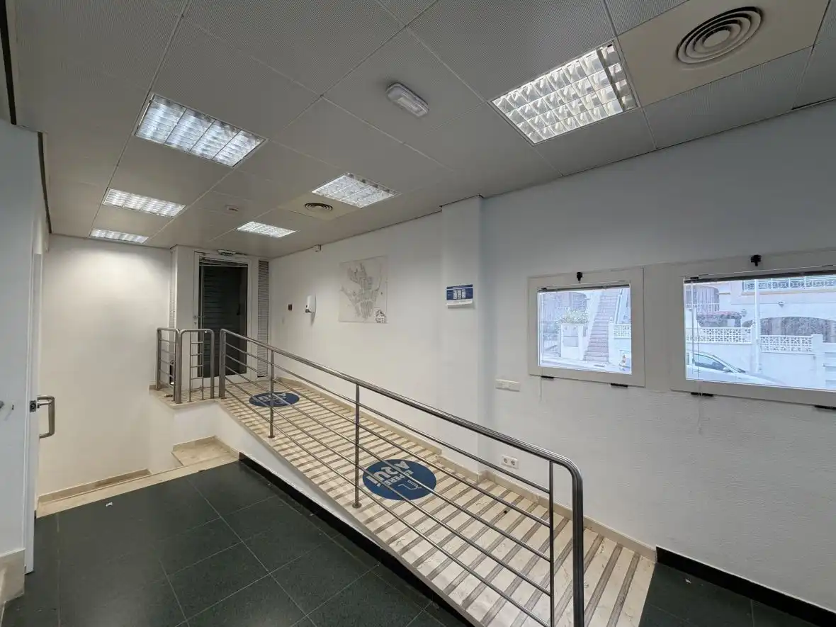 Local de alquiler en Santa Pola con Aire acondicionado