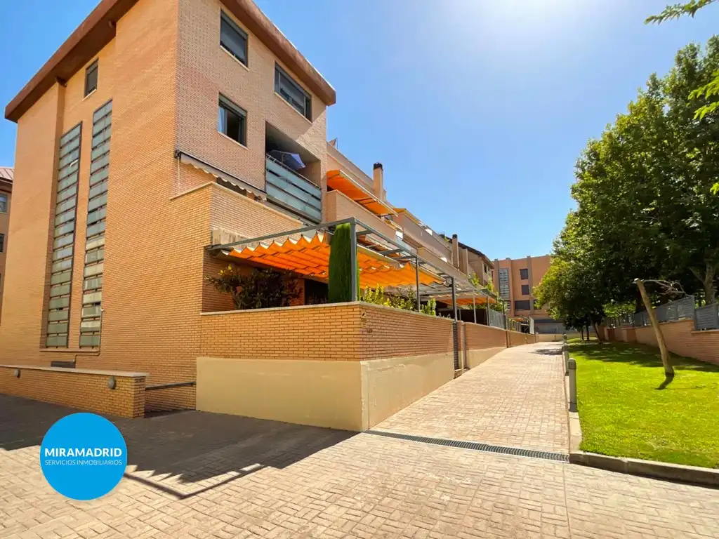 Vista exterior de Planta baja en venta en Paracuellos de Jarama con Aire acondicionado, Terraza y Piscina comunitaria