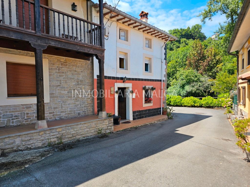 Vista exterior de Casa o xalet en venda en Colunga amb Parquet, Terrassa i Traster