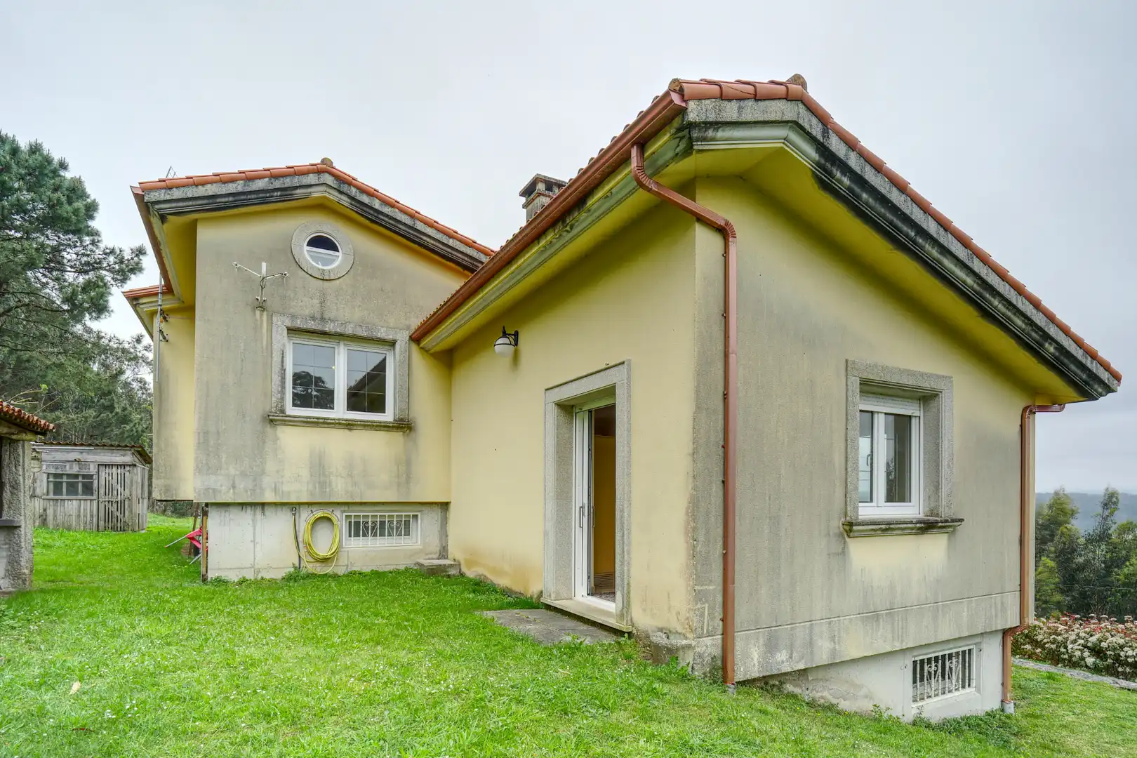 Vista exterior de Casa o xalet en venda en Malpica de Bergantiños amb Calefacció, Jardí privat i Parquet