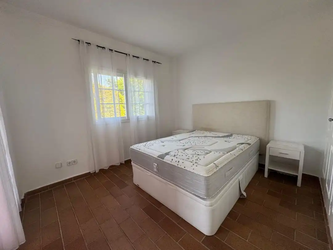 Schlafzimmer von Einfamilien-Reihenhaus zum Verkauf in Sotogrande mit Klimaanlage, Heizung und Privatgarten