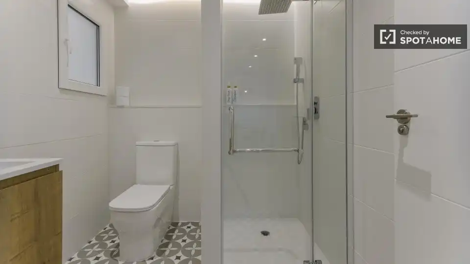 Bathroom of Flat for rent in Valencia  with Air Conditioner, Heating and Furnished