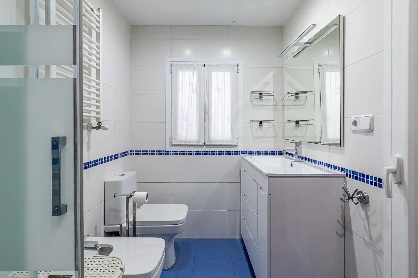 Bathroom of Flat for sale in Madrid  with Air Conditioner, Heating and Terrace