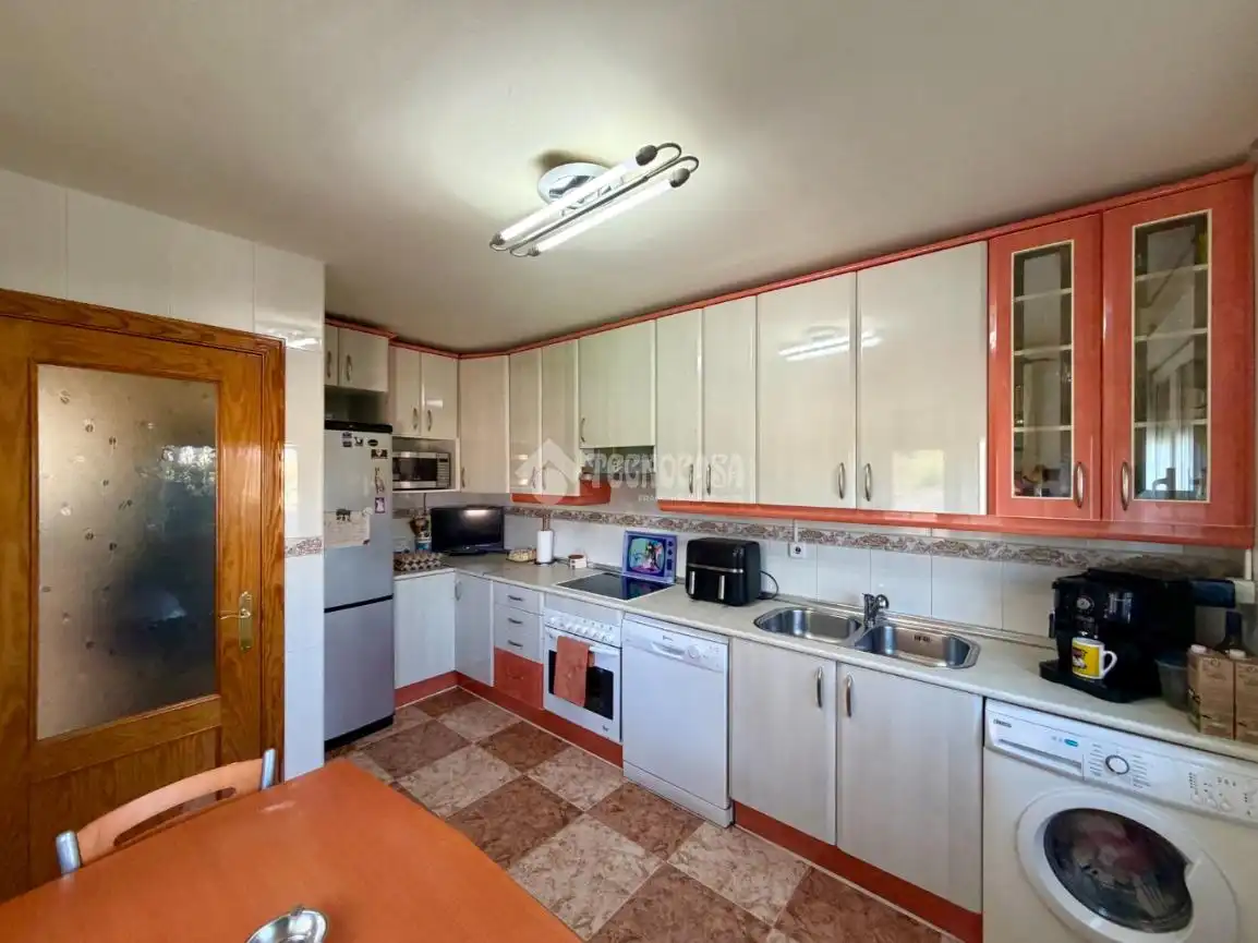 Cocina de Casa adosada en venta en Villanueva de la Torre con Jardín privado, Terraza y Balcón