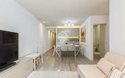 Living room of Flat for sale in  Barcelona Capital  with Air Conditioner, Parquet flooring and Balcony