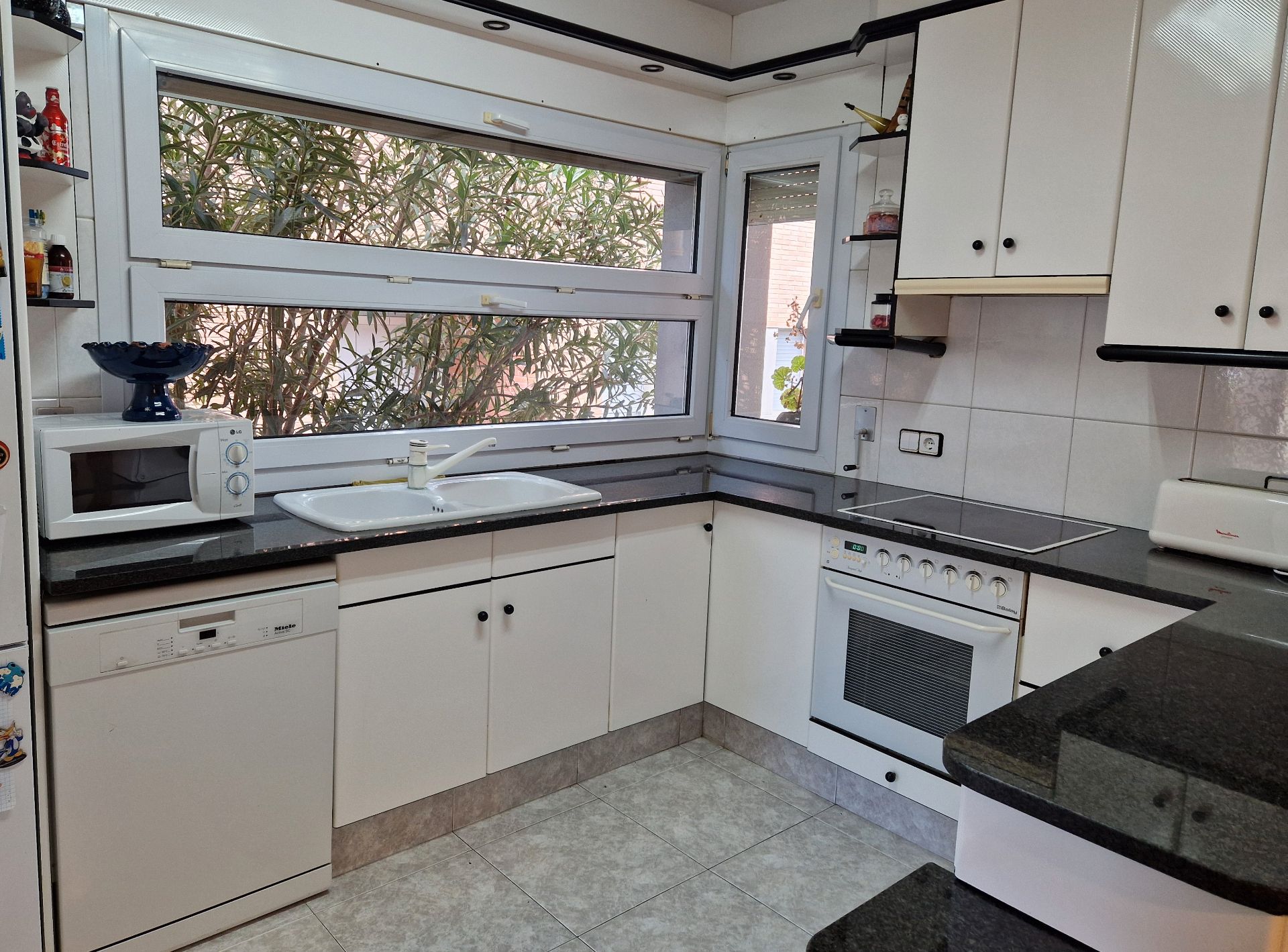 Cuina de Casa o xalet en venda en Olot amb Calefacció, Jardí privat i Terrassa