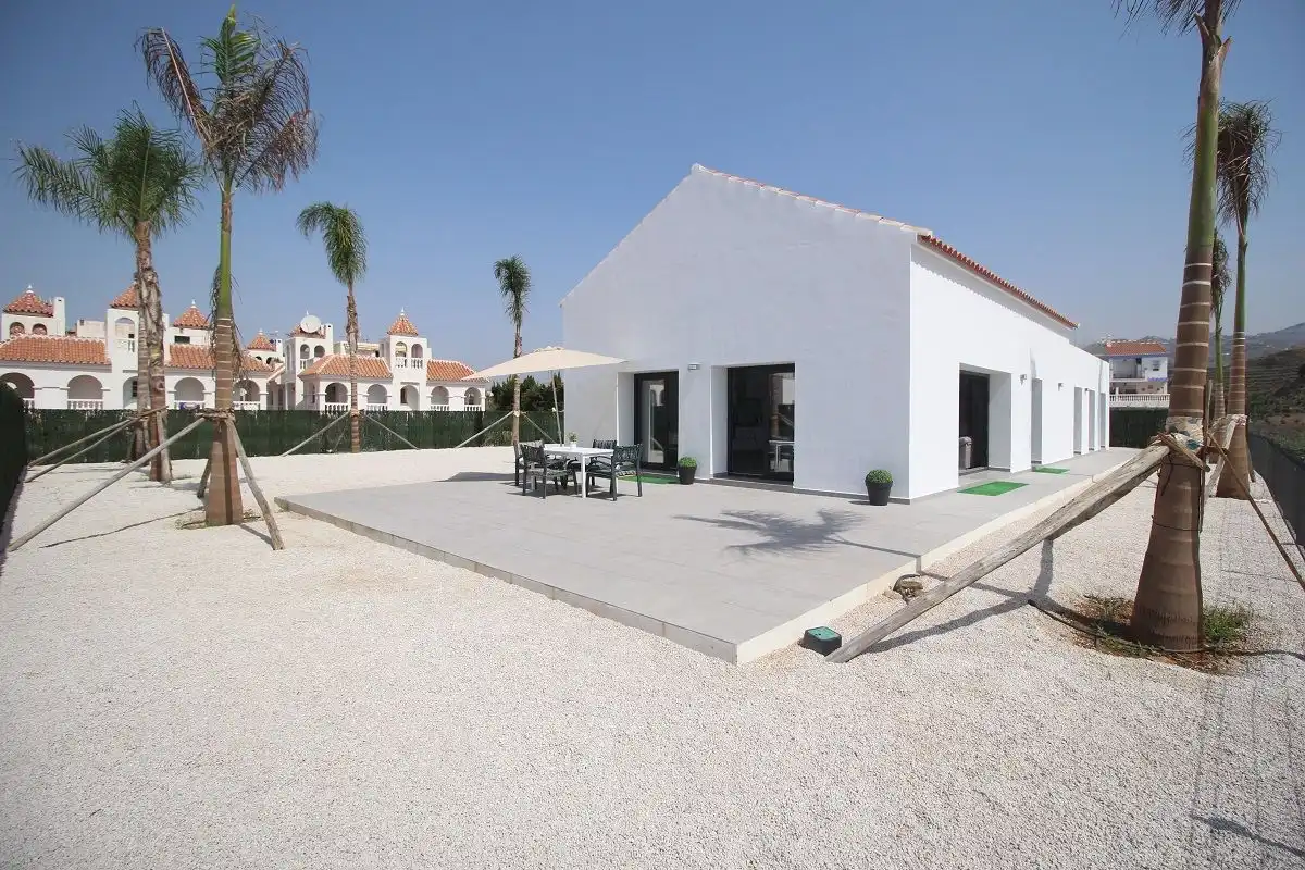 Vista exterior de Casa o chalet de alquiler en Vélez-Málaga con Aire acondicionado, Calefacción y Jardín privado