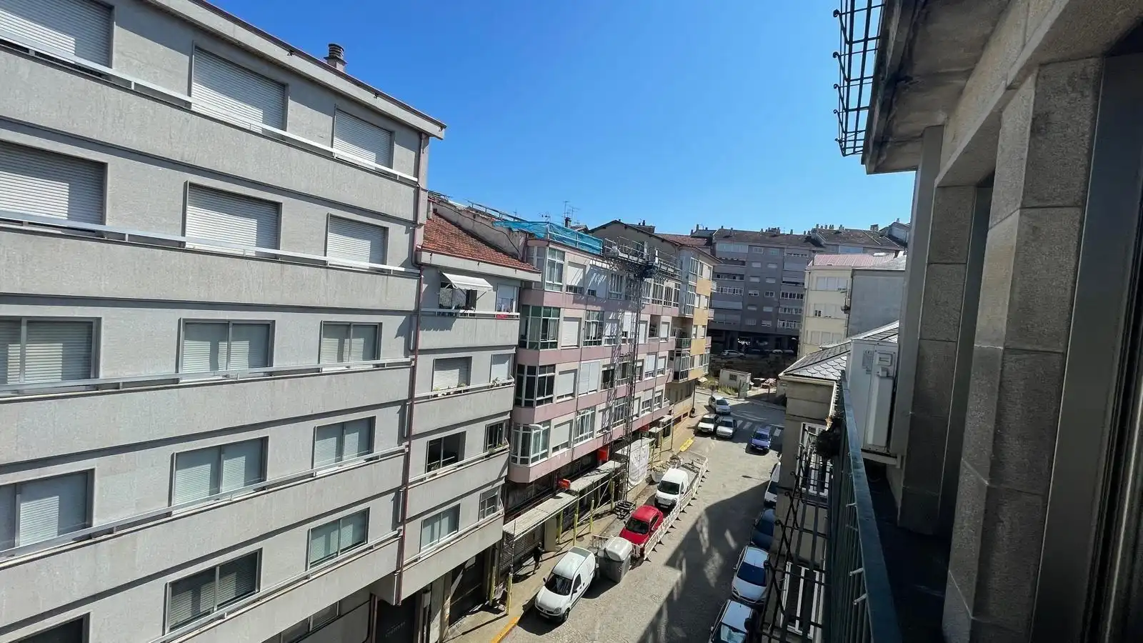 Außenansicht von Wohnung zum Verkauf in Ourense Capital  mit Klimaanlage, Heizung und Privatgarten
