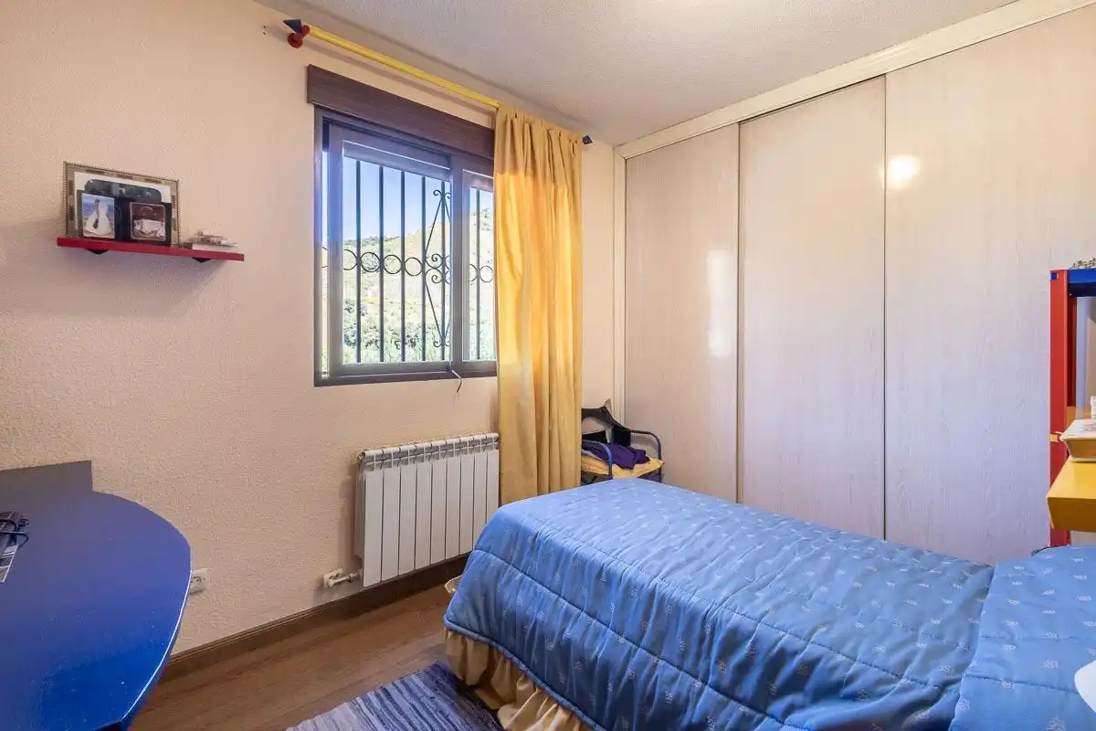 Dormitori de Casa o xalet en venda en Pinos Genil amb Aire condicionat, Calefacció i Jardí privat