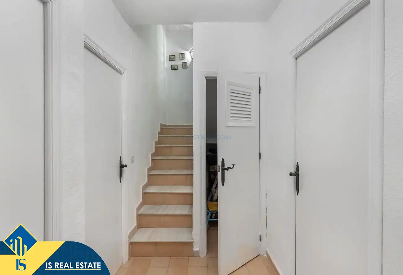Einfamilien-Reihenhaus zum Verkauf in Torrevieja mit Klimaanlage, Heizung und Privatgarten