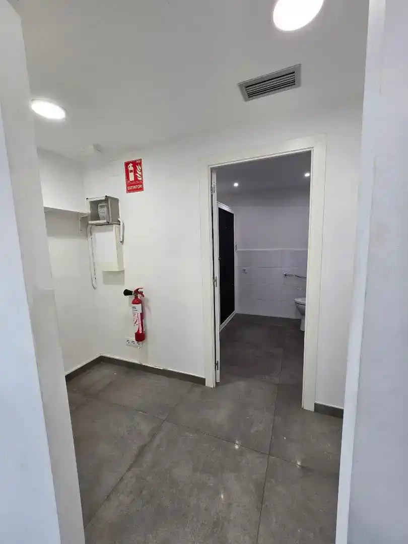 Bany de Local en venda en Barcelona amb Aire condicionat