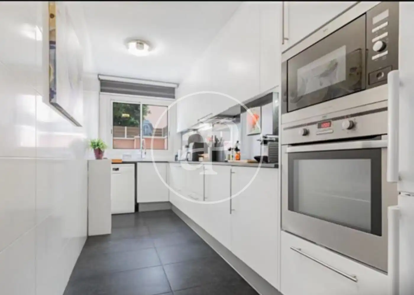 Küche von Wohnung zum Verkauf in Barcelona mit Klimaanlage, Heizung und Privatgarten