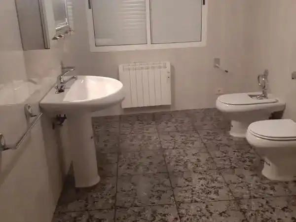 Bany de Casa o xalet de lloguer en Ferrol amb Calefacció, Traster i Moblat