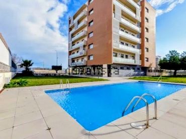 Pis amb piscina en venda a Carrer Frederic Mompou 1
