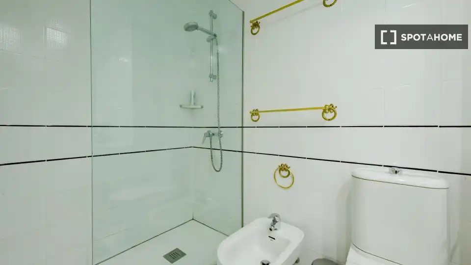 Bathroom of Flat for rent in Madrid  with Air Conditioner, Heating and Furnished