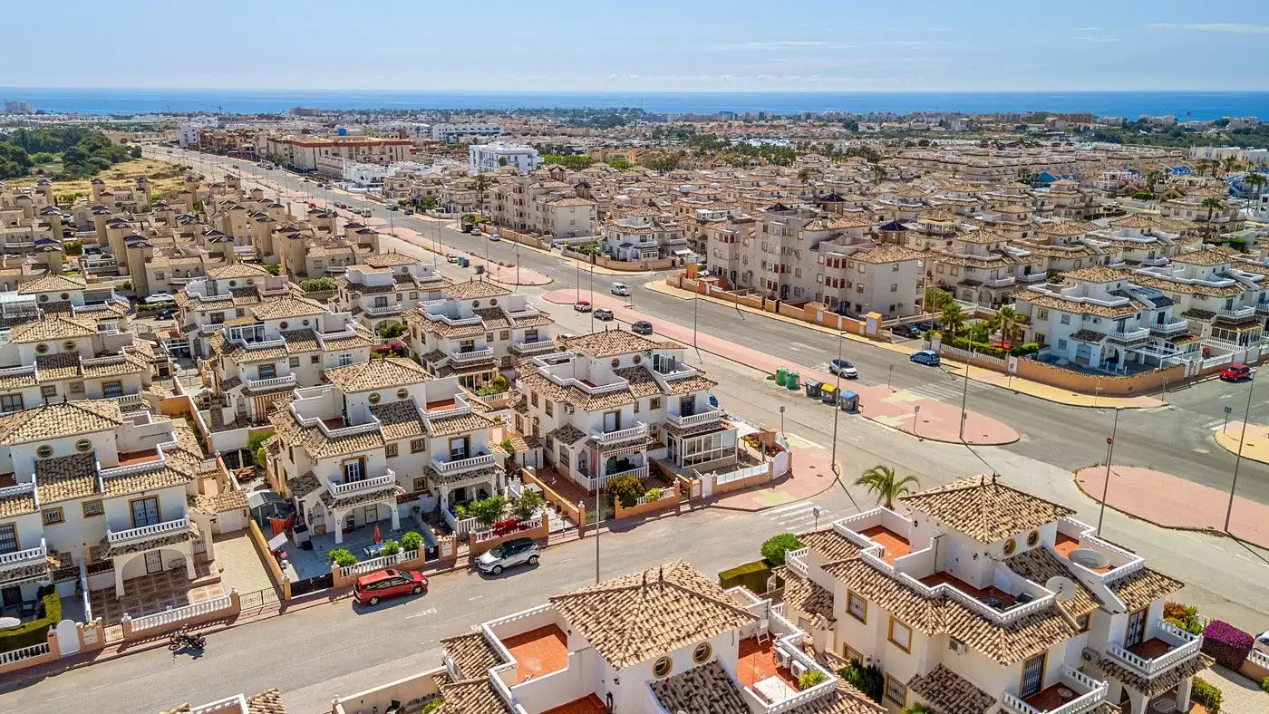 Vista exterior de Casa adosada en venta en Orihuela con Aire acondicionado, Jardín privado y Terraza