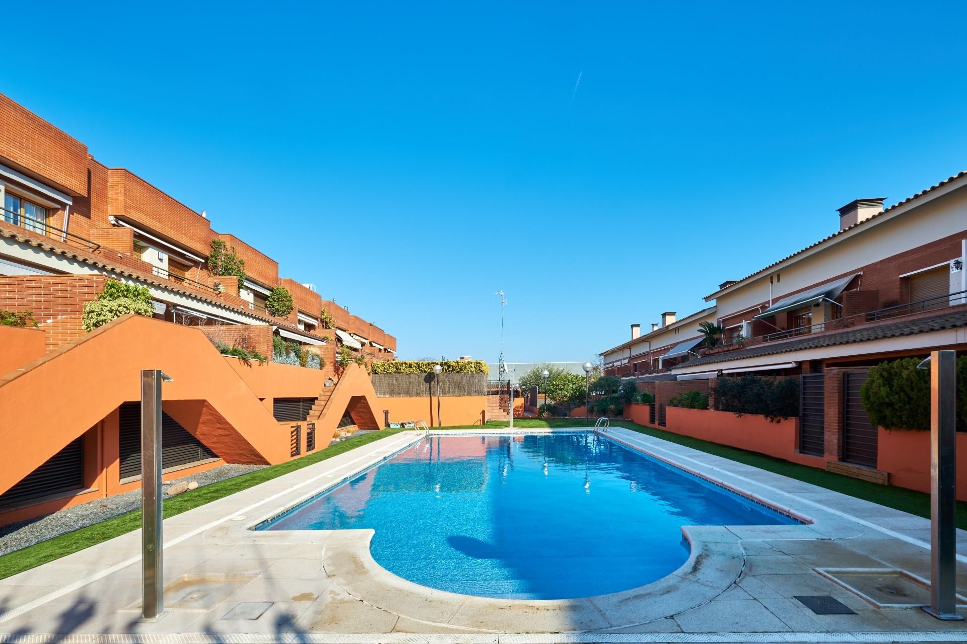 Swimming pool of House or chalet for sale in Vilassar de Mar  with Air Conditioner, Heating and Private garden