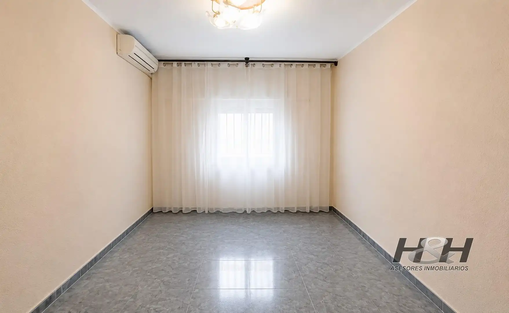 Sala d'estar de Casa o xalet en venda en Paterna amb Aire condicionat i Terrassa