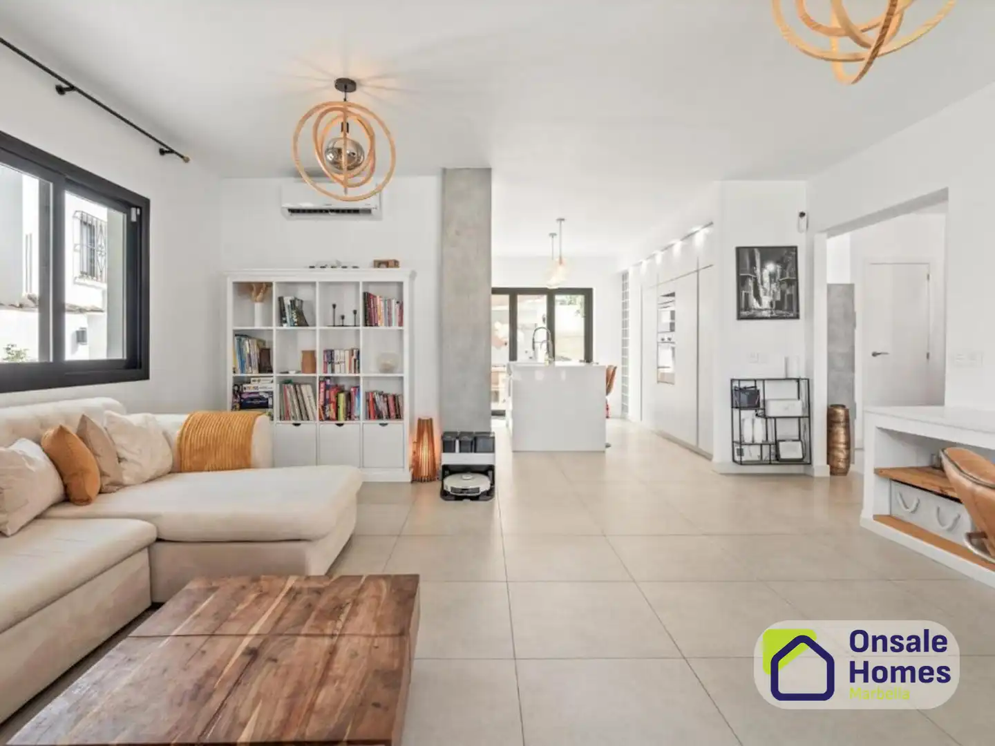 Sala d'estar de Casa o xalet en venda en Marbella amb Aire condicionat, Jardí privat i Terrassa