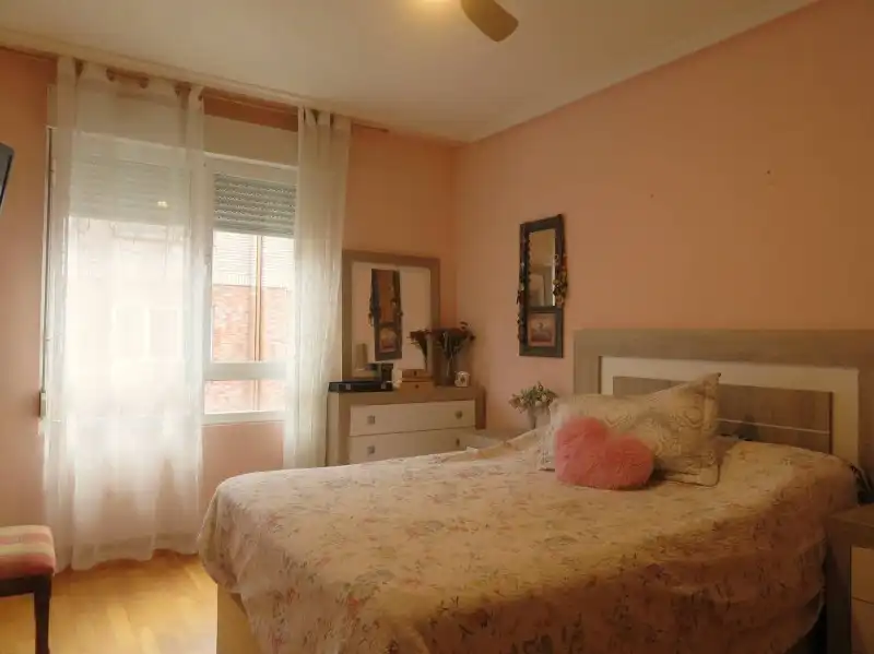 Habitación de Apartamento en venta en León Capital  con Calefacción, Jardín privado y Terraza