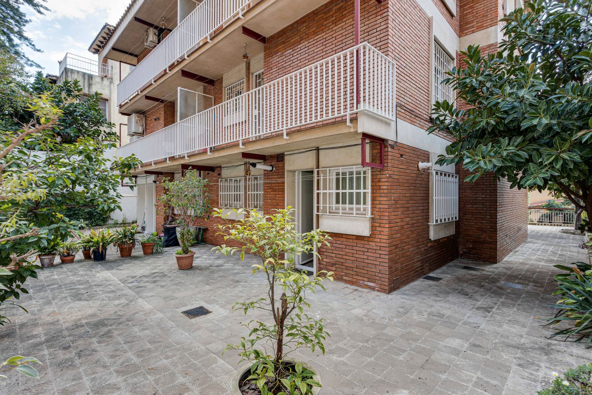 Exterior view of Duplex for sale in  Barcelona Capital  with Heating, Private garden and Balcony