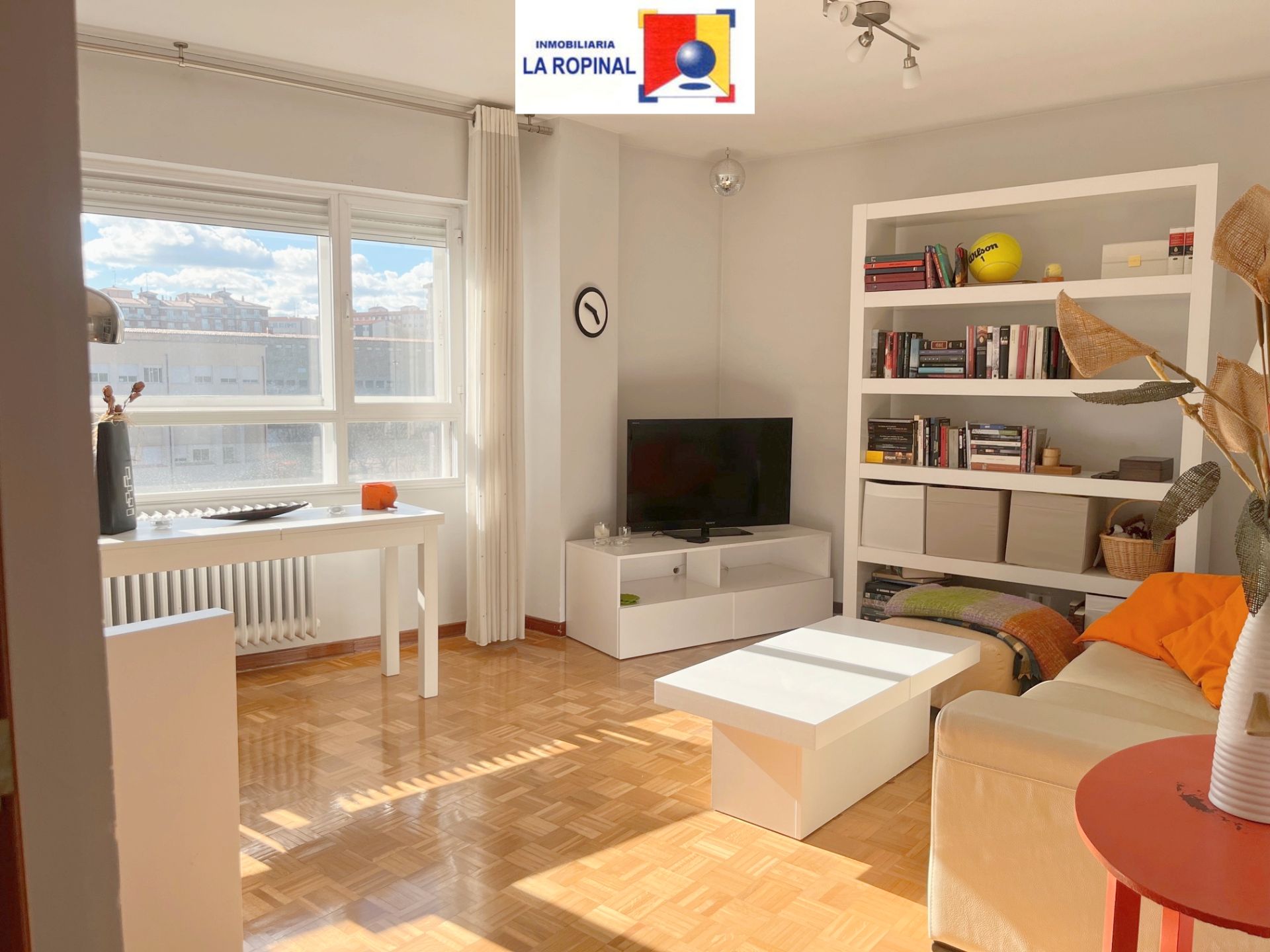 Living room of Flat for sale in Salamanca Capital  with Air Conditioner, Heating and Parquet flooring