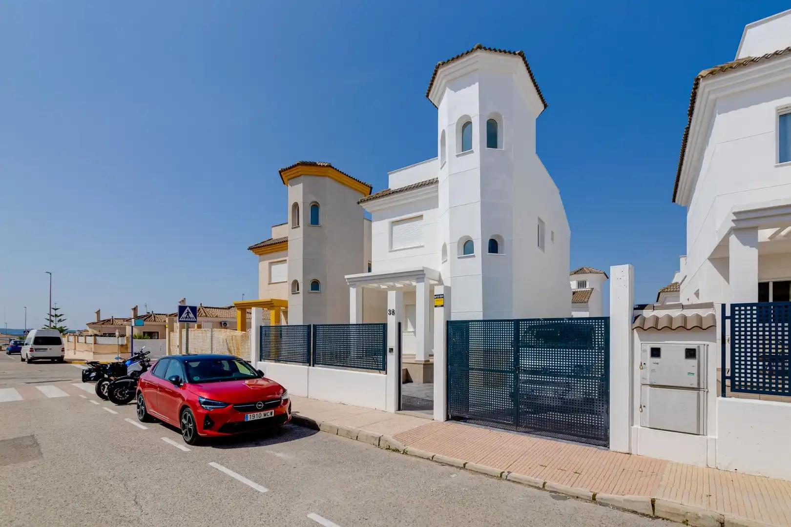 Vista exterior de Casa adosada en venta en San Fulgencio con Jardín privado, Terraza y Piscina comunitaria