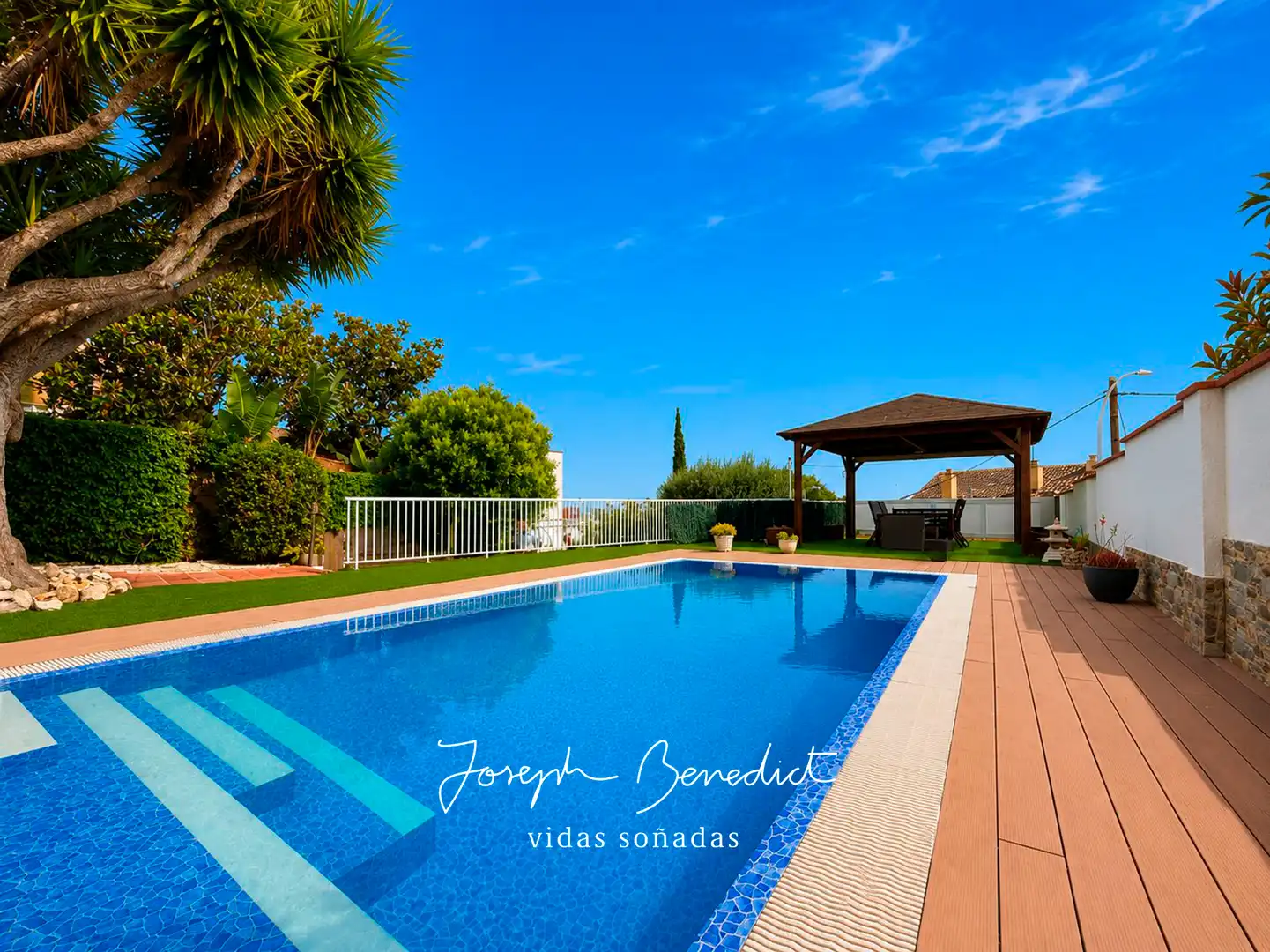 Swimming pool of Houses for sale in Castelldefels  with Air Conditioner, Heating and Private garden