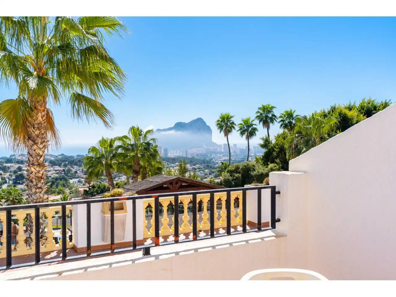 Außenansicht von Einfamilien-Reihenhaus zum Verkauf in Calpe / Calp mit Klimaanlage, Terrasse und Möbliert