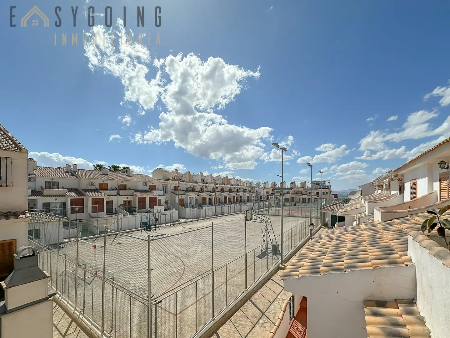Außenansicht von Einfamilien-Reihenhaus zum Verkauf in Santa Pola mit Klimaanlage, Terrasse und Gemeinschaftspool