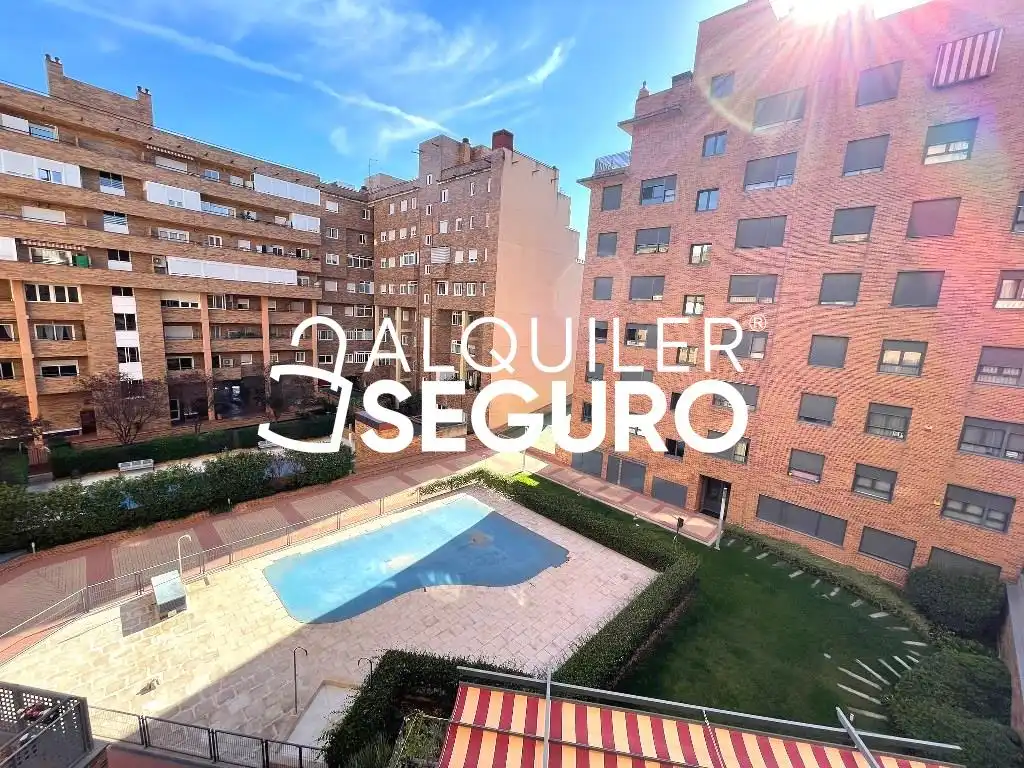 Vista exterior de Piso de alquiler en Madrid con Aire acondicionado, Calefacción y Trastero