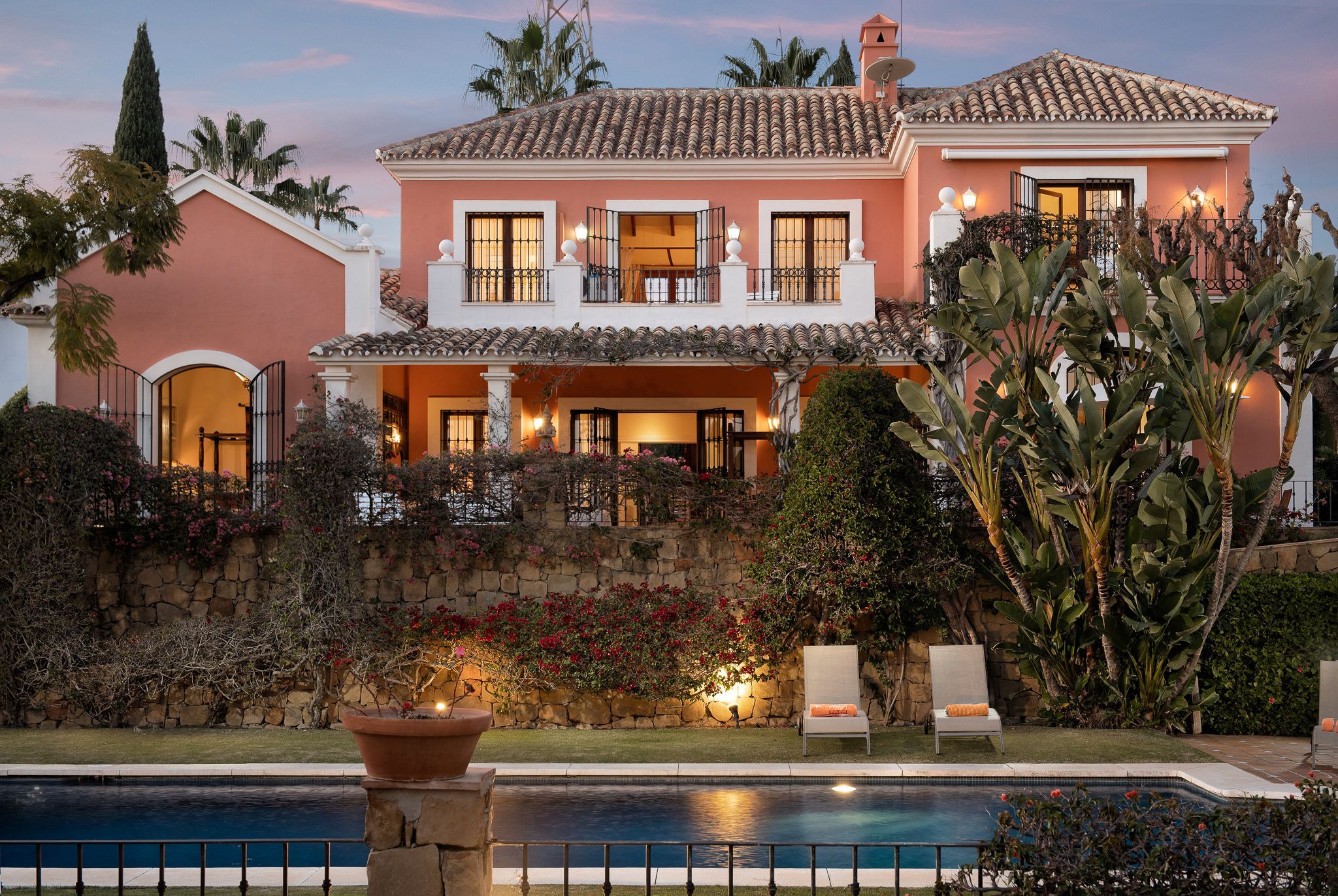 Vista exterior de Casa o xalet de lloguer en Estepona amb Aire condicionat, Jardí privat i Terrassa