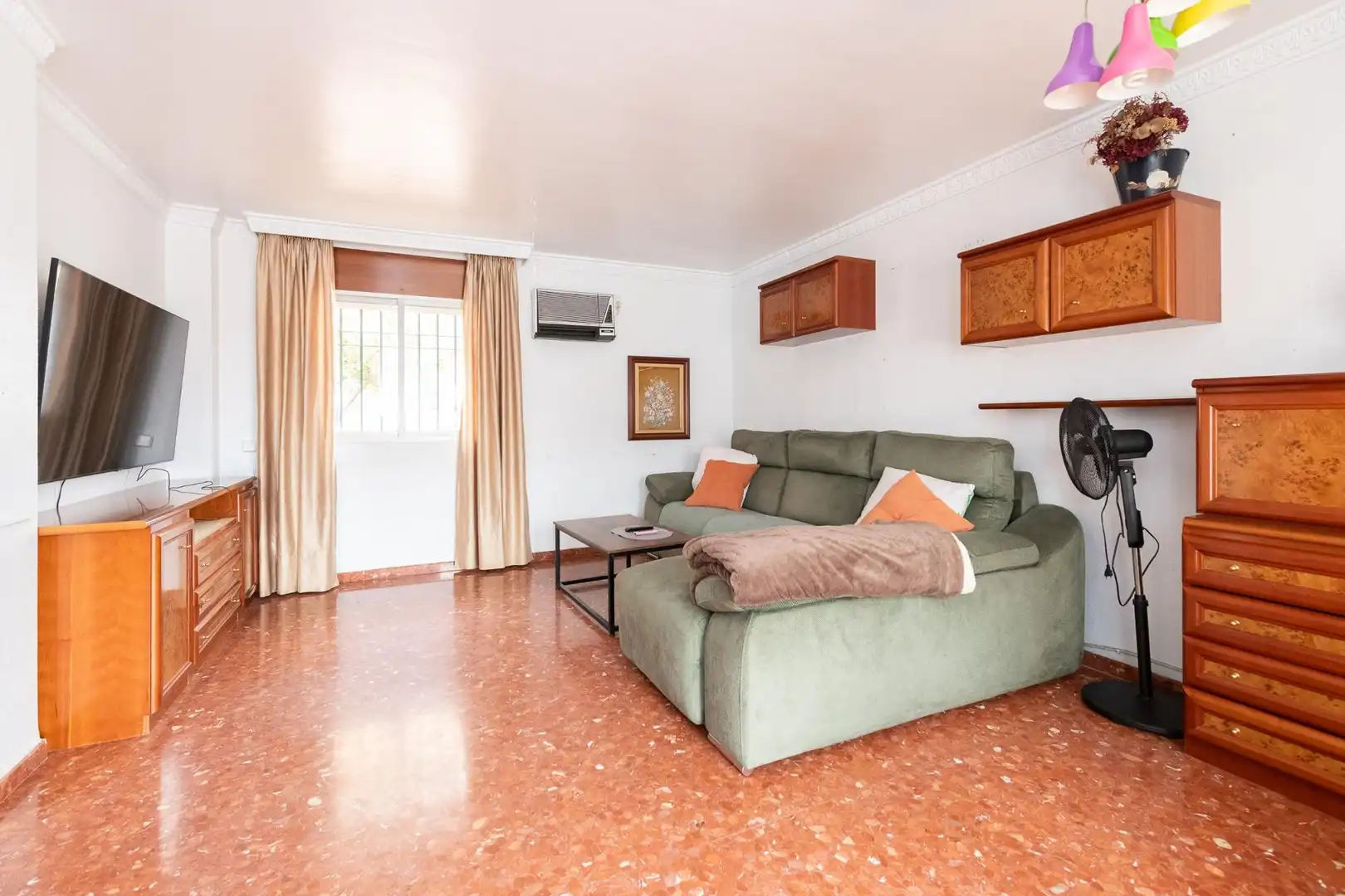 Sala de estar de Casa adosada en venta en Málaga con Aire acondicionado, Jardín privado y Terraza