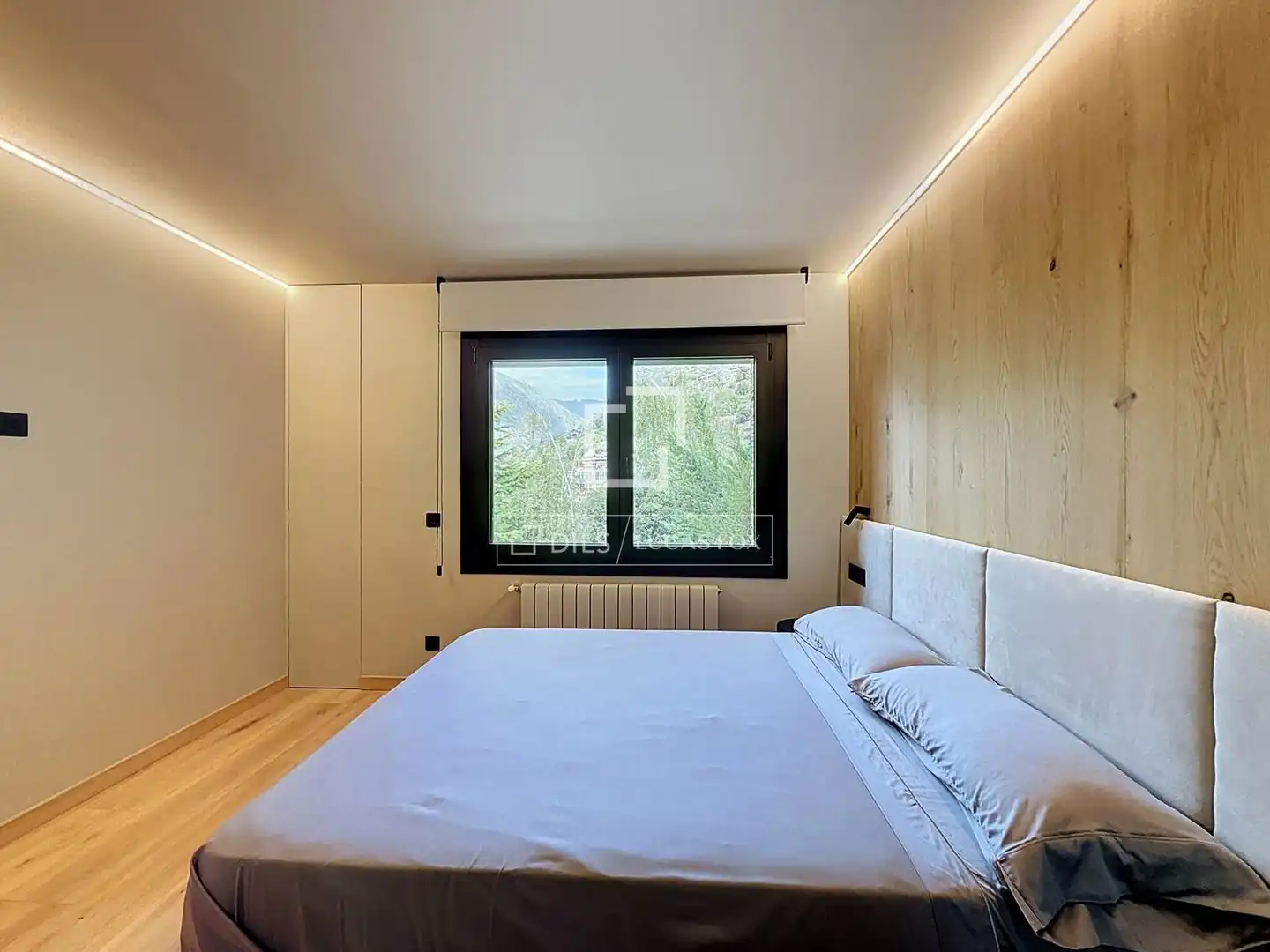 Dormitori de Casa o xalet en venda en Madrid amb Calefacció, Jardí privat i Parquet