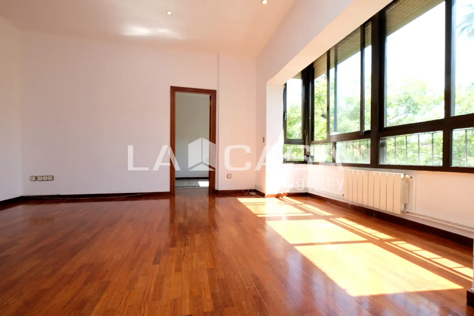 Sala d'estar de Pis en venda en Barcelona amb Calefacció, Parquet i Forn