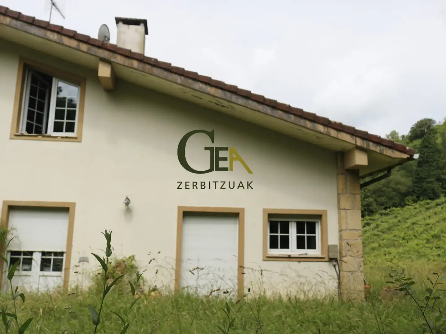 Außenansicht von Einfamilien-Reihenhaus zum Verkauf in Alkiza mit Heizung, Privatgarten und Terrasse