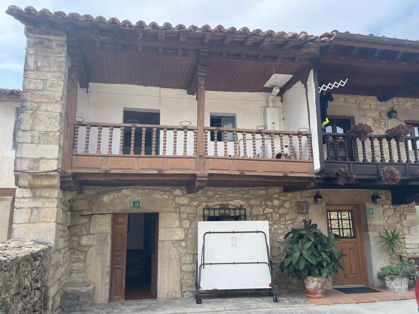 Vista exterior de Casa o xalet en venda en Val de San Vicente  amb Jardí privat i Balcó