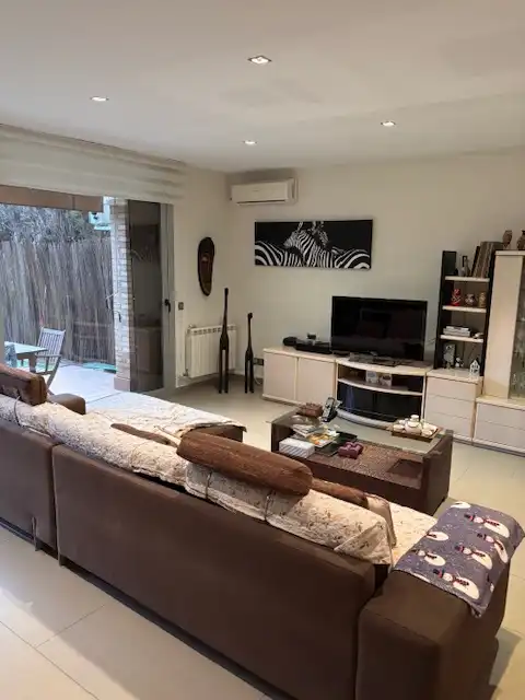 Sala d'estar de Casa adosada en venda en Mataró amb Aire condicionat, Calefacció i Jardí privat
