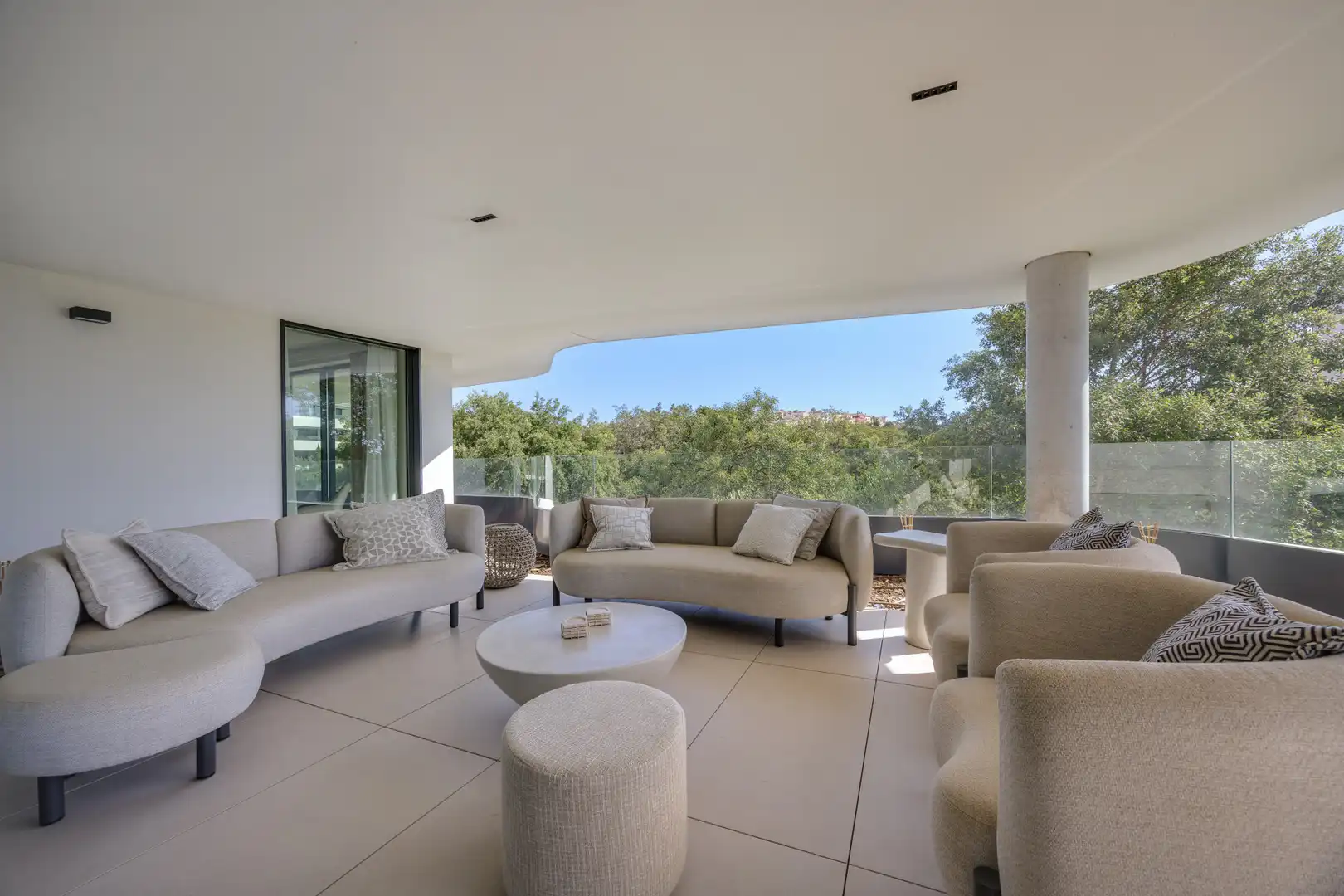Terrasse von Wohnungen zum Verkauf in Sotogrande mit Klimaanlage, Terrasse und Abstellraum