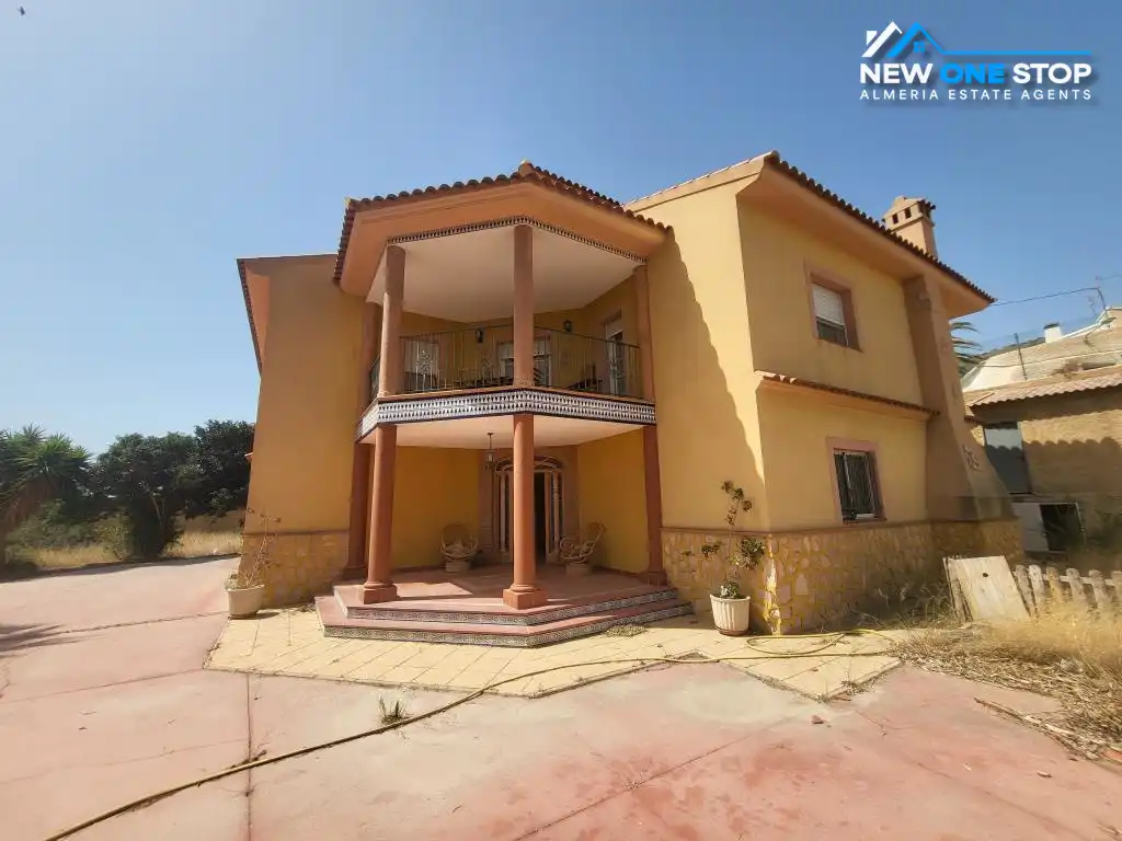 Vista exterior de Casa adosada en venda en Cuevas del Almanzora amb Aire condicionat, Calefacció i Jardí privat