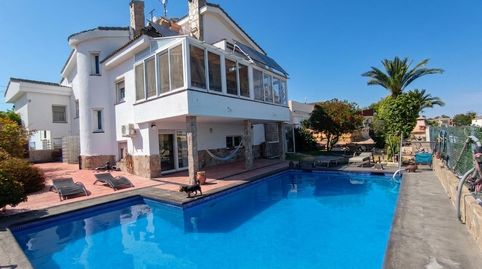Exclusiva villa con piscina a un paso de la playa con vistas al mar