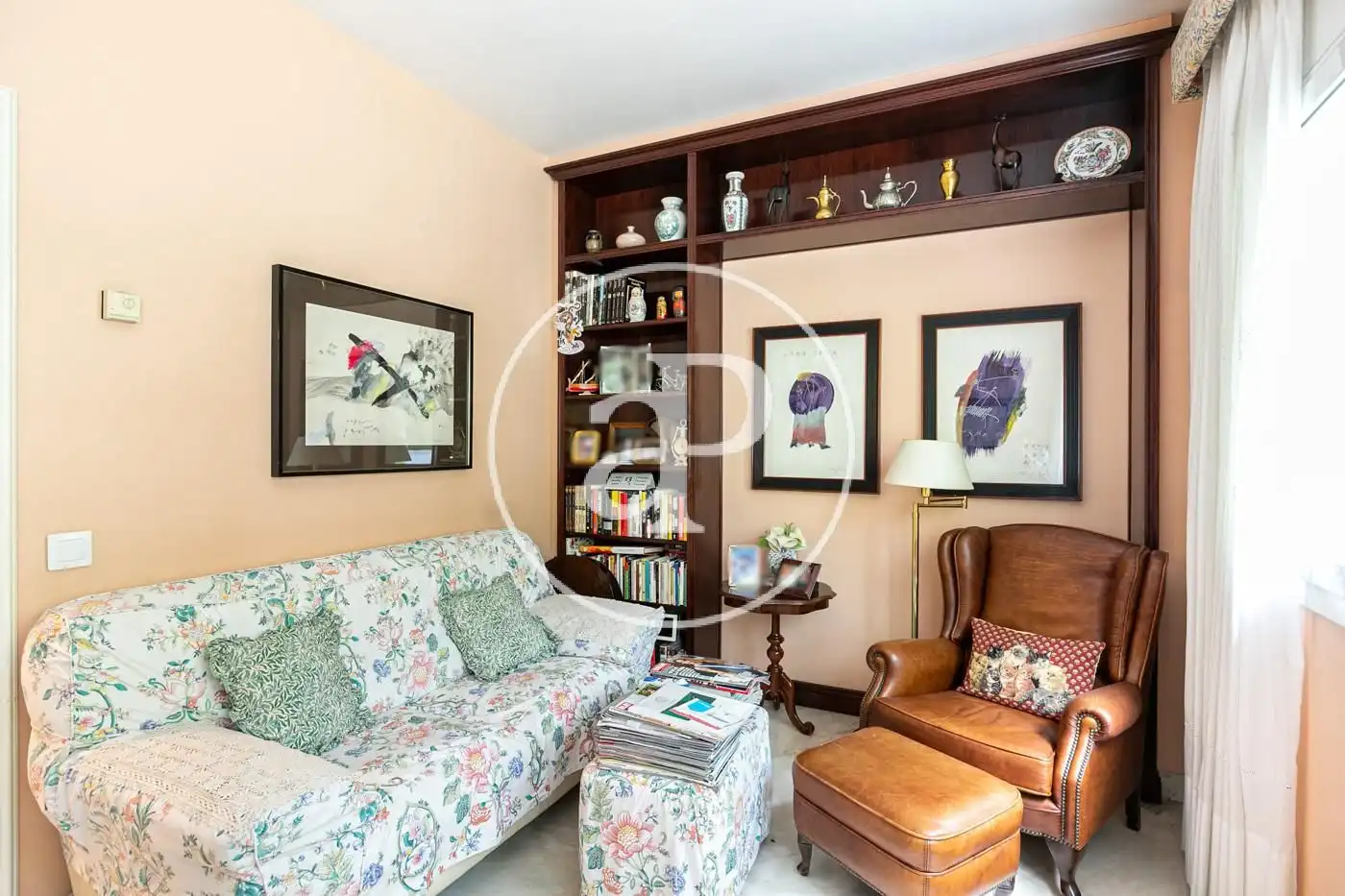 Wohnzimmer von Einfamilien-Reihenhaus zum Verkauf in Barcelona mit Klimaanlage, Heizung und Privatgarten