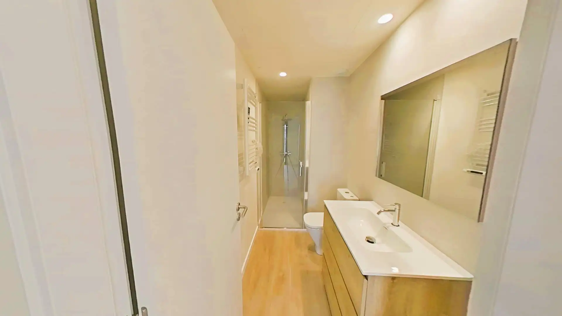 Badezimmer von Wohnung zum Verkauf in Cubelles mit Klimaanlage, Heizung und Privatgarten