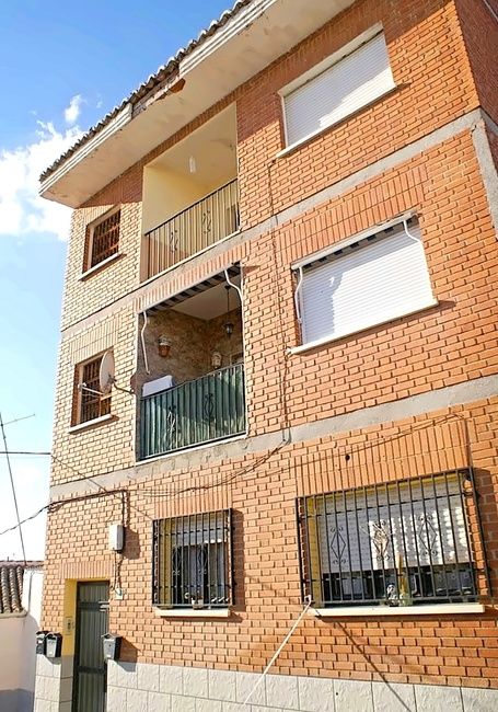 Vista exterior de Pis en venda en La Puebla de Montalbán