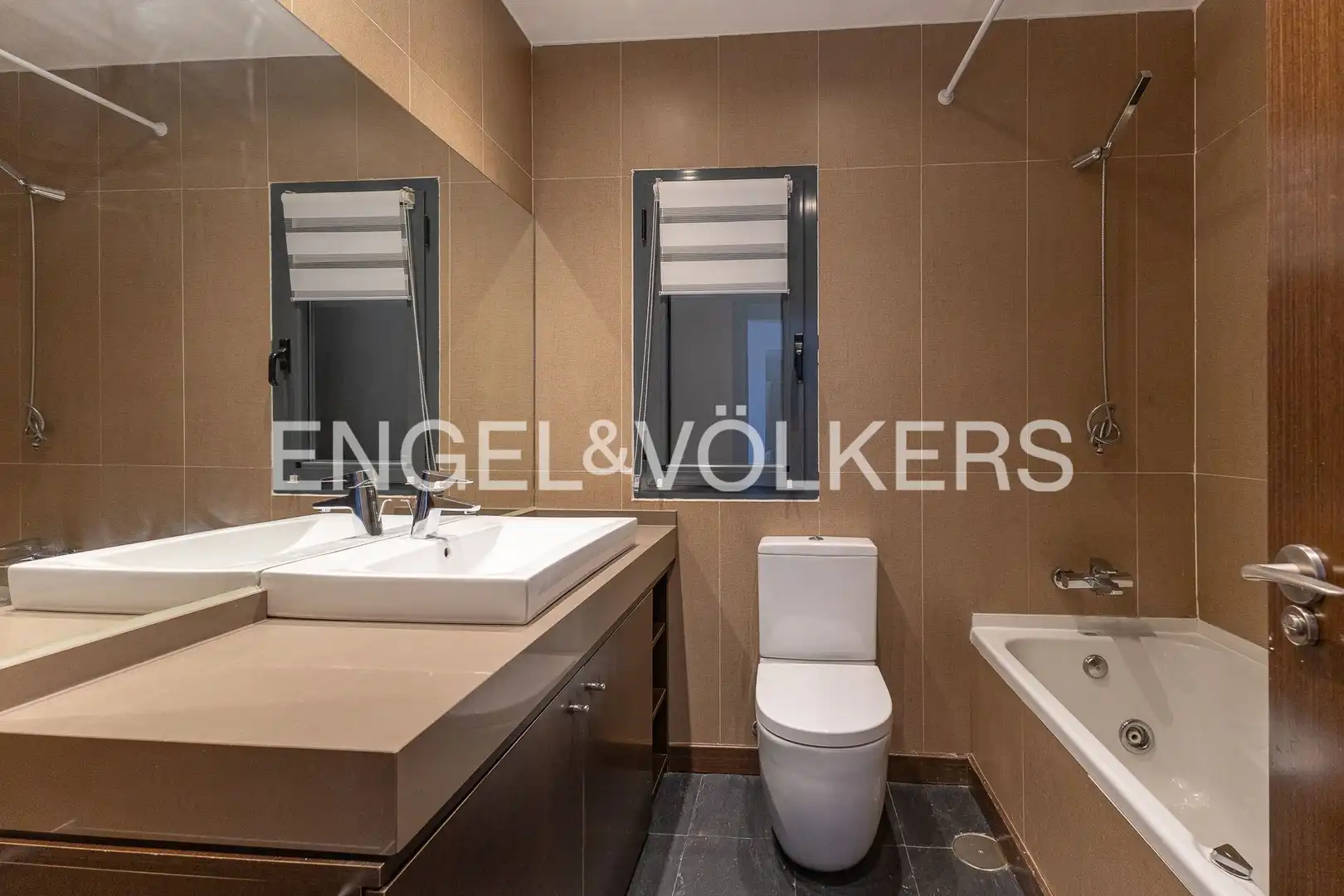 Bathroom of Flat for rent in Madrid  with Air Conditioner, Heating and Parquet flooring